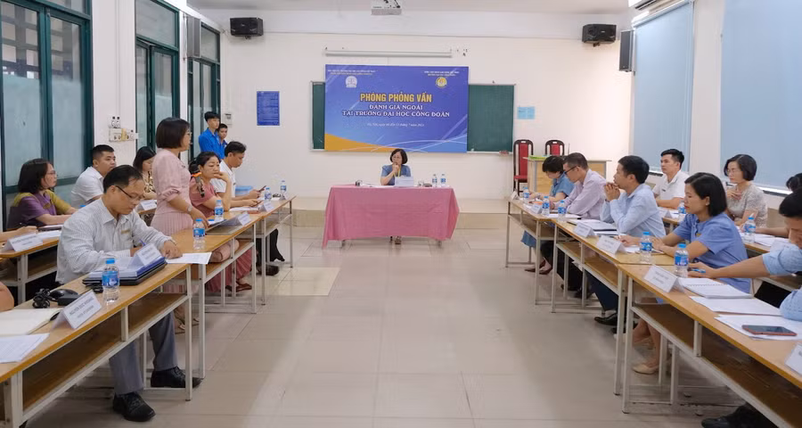 Chuyên gia phỏng vấn nhóm giảng viên. Chuyên gia phỏng vấn nhóm giảng viên.