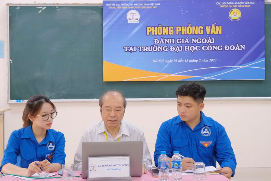 Sinh viên tình nguyện hỗ trợ chuyên gia đánh giá ngoài chuẩn bị Phỏng vấn trực tuyến nhóm nhà tuyển dụng. Sinh viên tình nguyện hỗ trợ chuyên gia đánh giá ngoài chuẩn bị Phỏng vấn trực tuyến nhóm nhà tuyển dụng.
