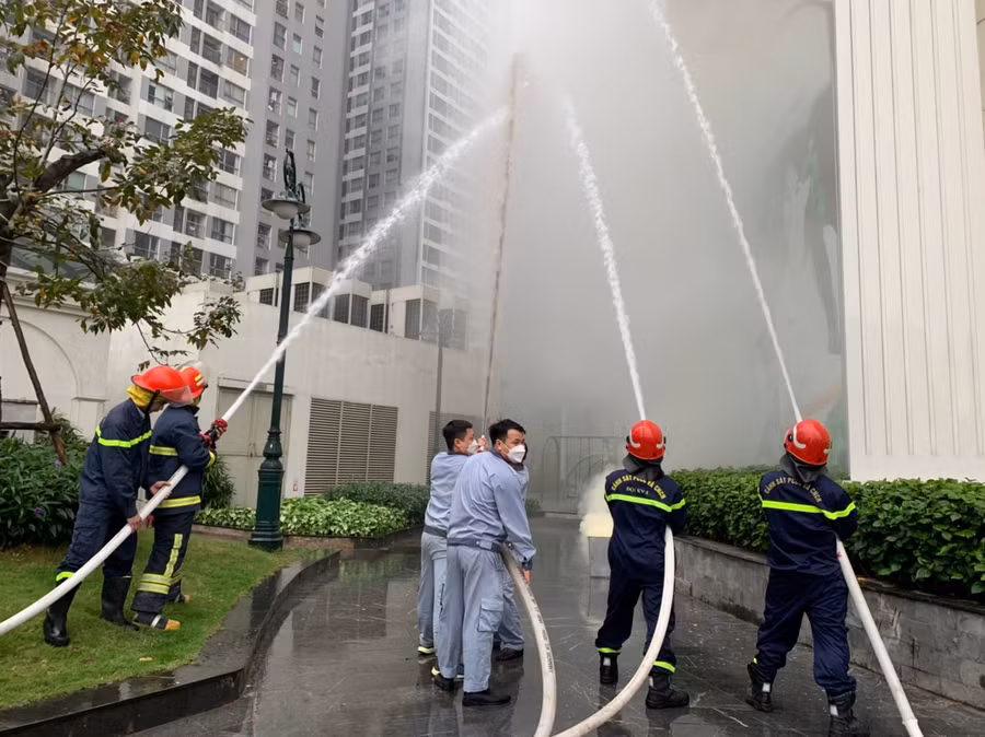 Lực lượng PCCC&amp;CHCN thành phố Hà Nội cùng lực lượng chữa cháy tại cơ sở cùng tham gia diễn tập.