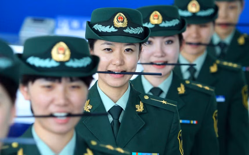 Những hình ảnh ấn tượng trong tuần ảnh 9 Custom officials take part in a ’how to smile’ course in Dalian, Liaoning Province, China