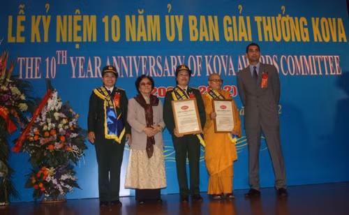 Nguyên Phó Chủ tịch nước Nguyễn Thị Bình trao thưởng cho 02 tập thể tiêu biểu