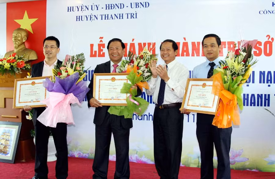 Lãnh đạo UBND huyện Thanh Trì tặng Bằng khen cho các nhà tài trợ