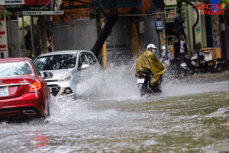 Nhiều tuyến đường Hà Nội đã "trở thành sông" trong ngày đầu hứng chịu cơn mưa đầu do ảnh hưởng của bão số 3. Nhiều tuyến đường Hà Nội đã "trở thành sông" trong ngày đầu hứng chịu cơn mưa đầu do ảnh hưởng của bão số 3.