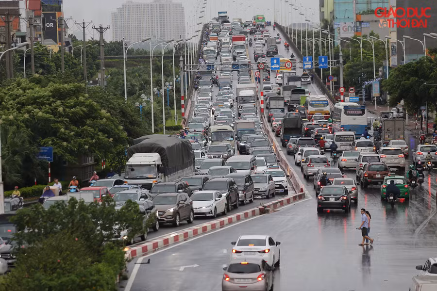 Trên cầu Vĩnh Tuy các phương tiện ùn tắc kéo dài từ đầu giờ chiều, do phía đường bên dưới ngập nặng Trên cầu Vĩnh Tuy các phương tiện ùn tắc kéo dài từ đầu giờ chiều, do phía đường bên dưới ngập nặng