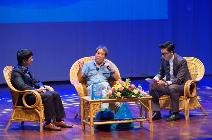 Nhà báo Nguyễn Tuấn Anh cho biết, anh quan tâm đến vấn đề này từ sau khi được mời tham gia cùng xây dựng thương hiệu cá nhân cho một số nhân vật (sau đó đã trở nên) nổi tiếng. Anh thực sự bất ngờ về những tác dụng và sức ảnh hưởng của thương hiệu cá nhân khi được xây dựng thành công.