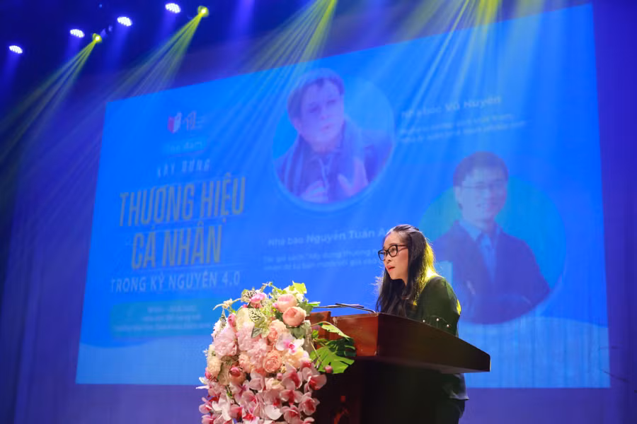 Cô Phan Thị Phương Hiền, Trưởng khoa khoa Nhiếp ảnh trường Đại học Sân khấu phát biểu khai mạc tọa đàm.