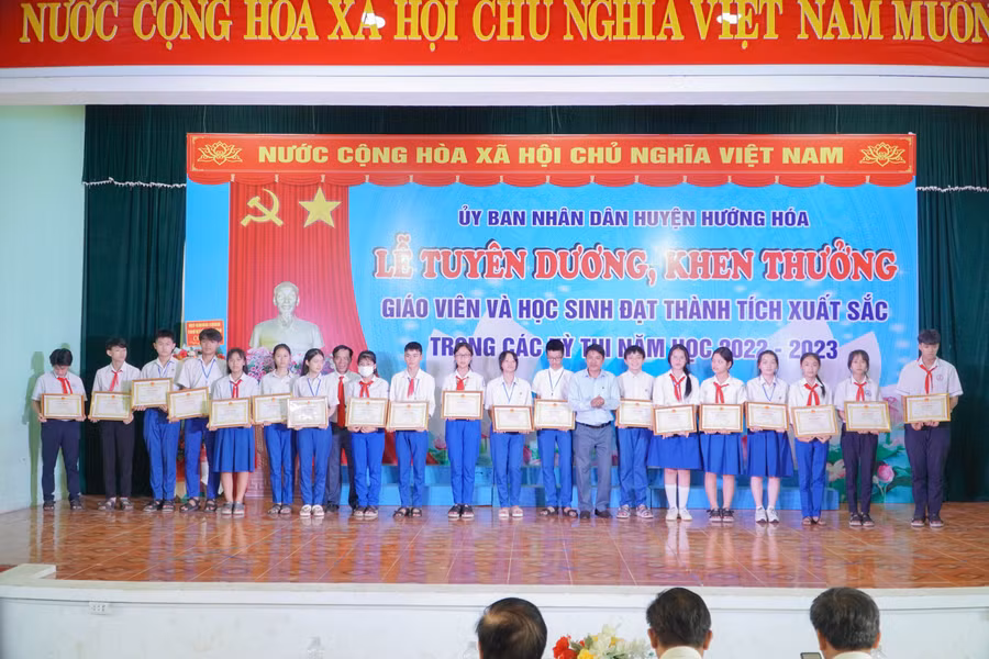 Ông Hồ Văn Vinh - Phó Bí thư huyện Hướng Hóa trao giấy khen cho các học sinh.