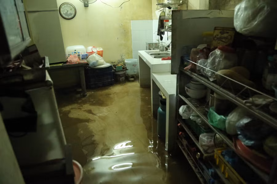 Nước dâng vào tận trong nhà, hộ dân chỉ còn biết “cứu vớt” bằng cách kê đồ đạc lên cao để tránh nước ngập.