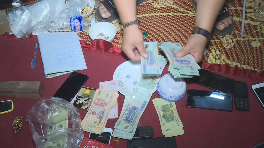 Tang vật cơ quan chức năng thu giữ được trên chiếu bạc.