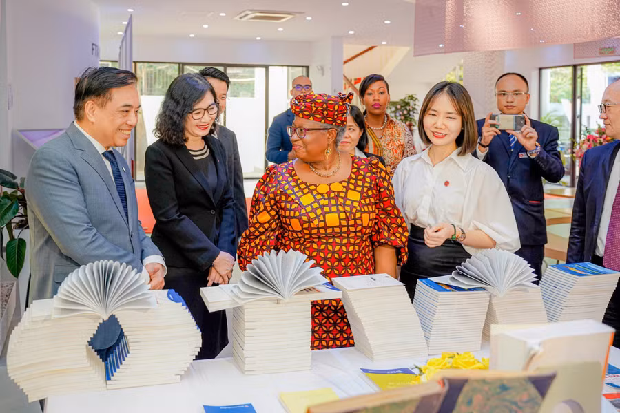 TS Ngozi Okonjo Iweala thăm khu trưng bày các giáo trình, sách tham khảo, nghiên cứu về WTO.