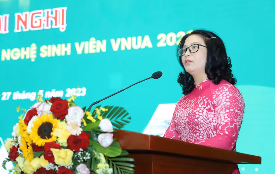 GS.TS Nguyễn Thị Lan phát biểu tại Hội nghị “Khoa học và Công nghệ sinh viên VNUA 2023” - tối 27/5. GS.TS Nguyễn Thị Lan phát biểu tại Hội nghị “Khoa học và Công nghệ sinh viên VNUA 2023” - tối 27/5.