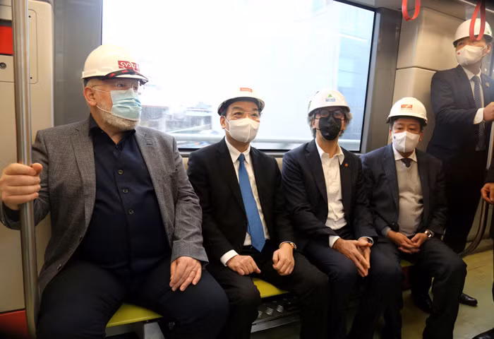 Phó Chủ tịch Ủy ban châu Âu cùng Chủ tịch Hà Nội đi thử tàu điện metro. Ảnh: Trần Thường.