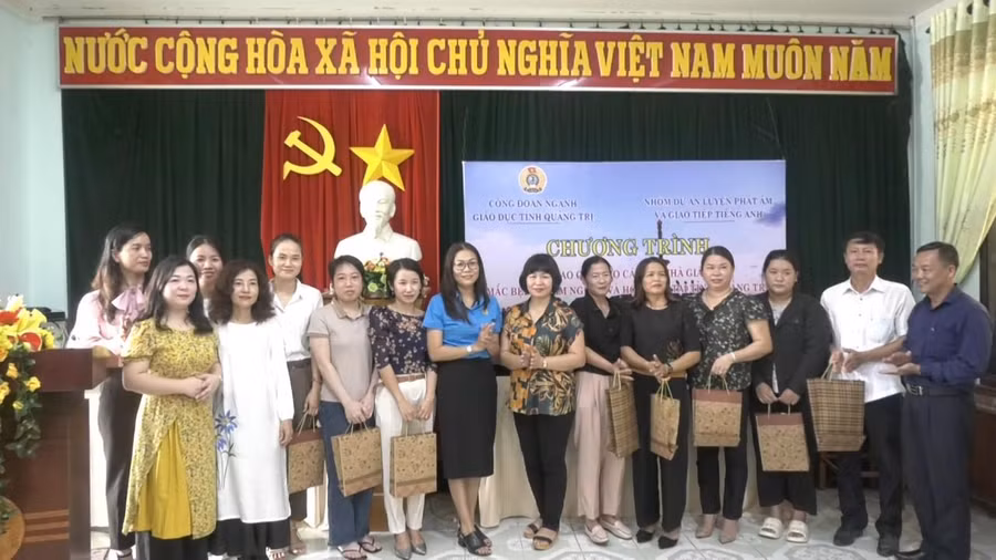 Công đoàn ngành Giáo dục tặng quà đến các giáo viên mắc bệnh hiểm nghèo.