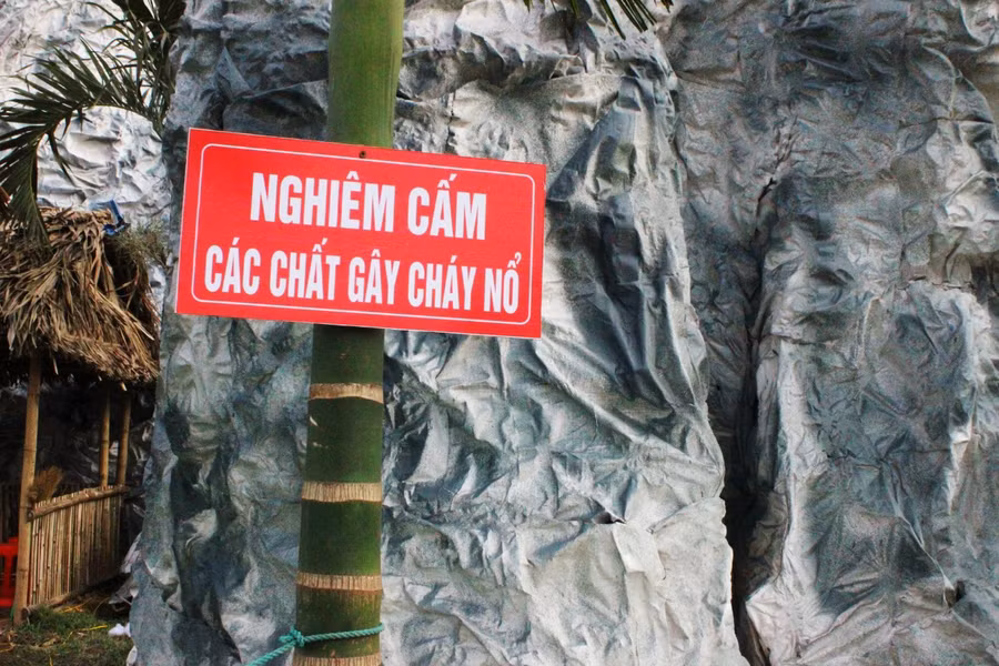 ...và biển cảnh báo để tránh hỏa hoạn.