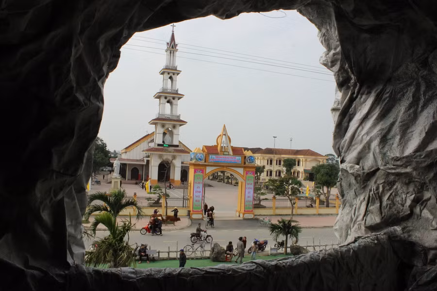Hang đá do hàng chục giáo dân tại giáo xứ An Nhiên xây dựng trong vòng 2 tháng.