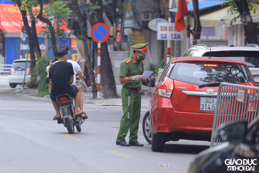 Nhiều người điều khiển xe máy không đội mũ bảo hiểm, khi thấy chốt kiểm soát đã tăng ga để chạy.