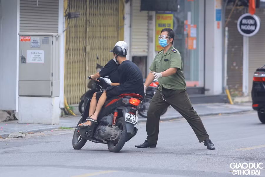 "Quái xế" lạng lách, đánh võng qua các chốt kiểm soát.