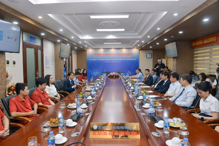 Đối với Học viện Công nghệ Bưu chính Viễn thông để đáp ứng nhu cầu của các doanh nghiệp về nguồn nhân lực AI, trong thời gian tới, Học viện sẽ thành lập khoa đào tạo Trí tuệ nhân tạo và sẽ tập trung đầu tư nguồn nhân lực, vật lực cho lĩnh vực mới này. Đối với Học viện Công nghệ Bưu chính Viễn thông để đáp ứng nhu cầu của các doanh nghiệp về nguồn nhân lực AI, trong thời gian tới, Học viện sẽ thành lập khoa đào tạo Trí tuệ nhân tạo và sẽ tập trung đầu tư nguồn nhân lực, vật lực cho lĩnh vực mới này.