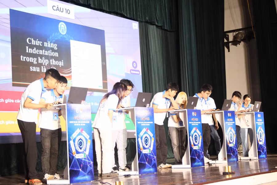Các đội trong phần thi đấu trí.