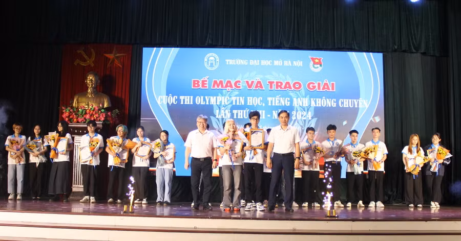 TS Dương Thăng Long (bên phải) và TS Trương Tiến Tùng (bên trái) trao giải nhất cho 2 thí sinh ở nội dung Tin học và tiếng Anh.
