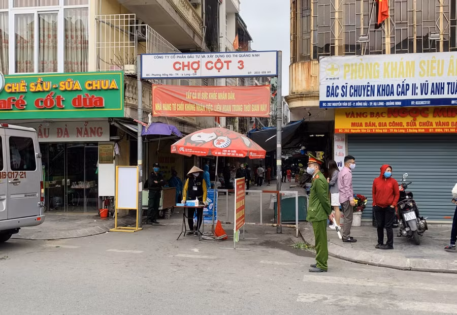 Cơ quan chức năng đóng cửa tạm thời chợ Cột 3 do vi phạm các quy định về phòng chống dịch bệnh