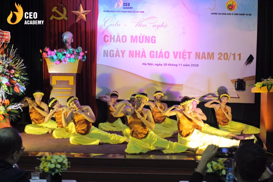 Tiết mục văn nghệ đặc sắc do sinh viên Trường doanh nhân CEO dành tặng các giảng viên doanh nhân ngày nhà giáo Việt Nam 20/11