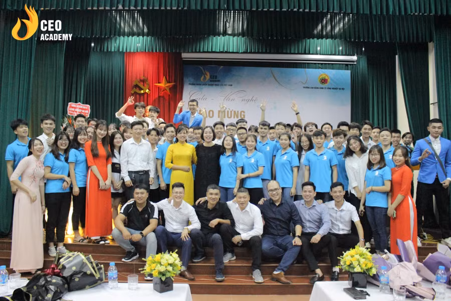 Toàn thể sinh viên chụp ảnh lưu niệm với thầy cô