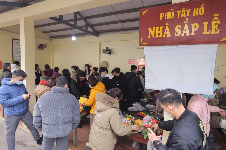 Tại khu vực sắp lễ phía bên ngoài cũng rất đông.
