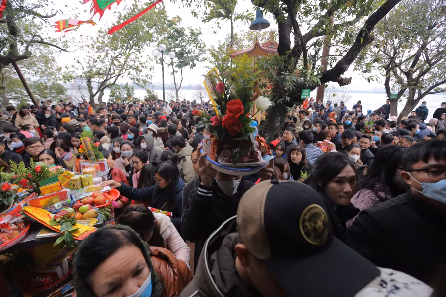 Không thể len vào trong điện thờ, nhiều người phải đứng từ xa bái vọng.