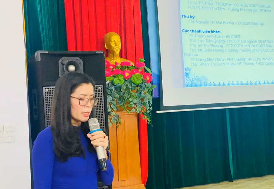 TS. Lê Thị Thảo, Trưởng phòng GDTH-GDTX Sở GD&amp;ĐT báo cáo đề dẫn tại Hội thảo.
