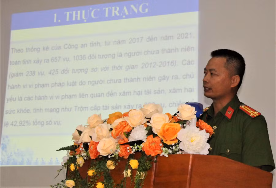 Thượng tá Trần Đức Vịnh - Phó trưởng Phòng CSHS Công an tỉnh Đắk Lắk báo cáo tham luận tại Hội thảo.
