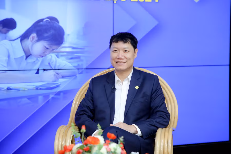 GS.TS Nguyễn Tiến Thảo - Giám đốc Trung tâm khảo thí Đại học Quốc gia Hà Nội chia sẻ trong chương trình Tư vấn tuyển sinh do Báo Đại biểu Nhân dân tổ chức. Ảnh: Quốc Việt.