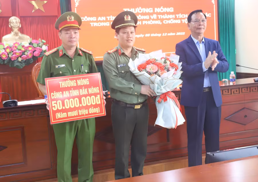 Bí thư Tỉnh ủy trao thưởng cho Công an tỉnh Đắk Nông (ảnh: MQ). Bí thư Tỉnh ủy trao thưởng cho Công an tỉnh Đắk Nông (ảnh: MQ).