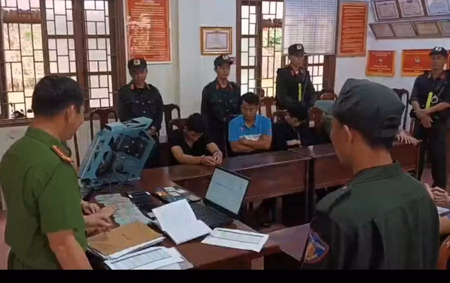 Công an Đắk Nông lấy lời khai các đối tượng (ảnh: MQ).