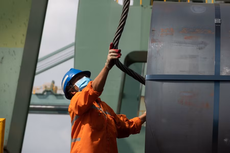 Một công nhân tại đây cho biết, quy trình làm hàng sẽ mất từ 1-2h đồng hồ, Thông thường, các tàu sau khi cập bến sẽ làm công tác kiểm dịch, cơ quan chức năng tiến hành kiểm tra phương tiện. Sau đó, phía nhà thầu sẽ chuẩn bị phương tiện và thông báo phía kho bắt đầu bốc dỡ hàng lên tàu. (Trong ảnh, nhân viên đơn vị nhà thầu đang tiến hành bọc cáp sản phẩm).