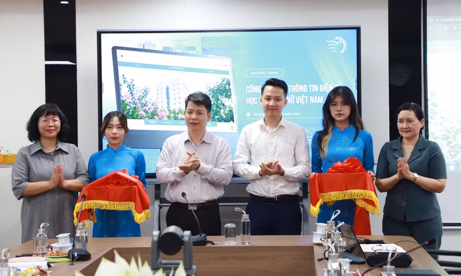 Cắt băng công bố cổng thông tin điện tử Học viện Phụ nữ Việt Nam.