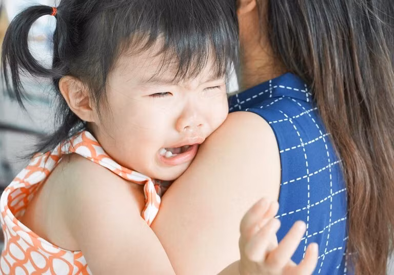 Một số trường hợp trẻ quấy khóc, cảm thấy sợ hãi khi đi đại tiện do táo bón quá lâu