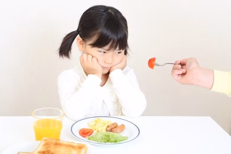 Táo bón đi ngoài ra máu ở trẻ có thể do chế độ ăn ít chất xơ và vitamin