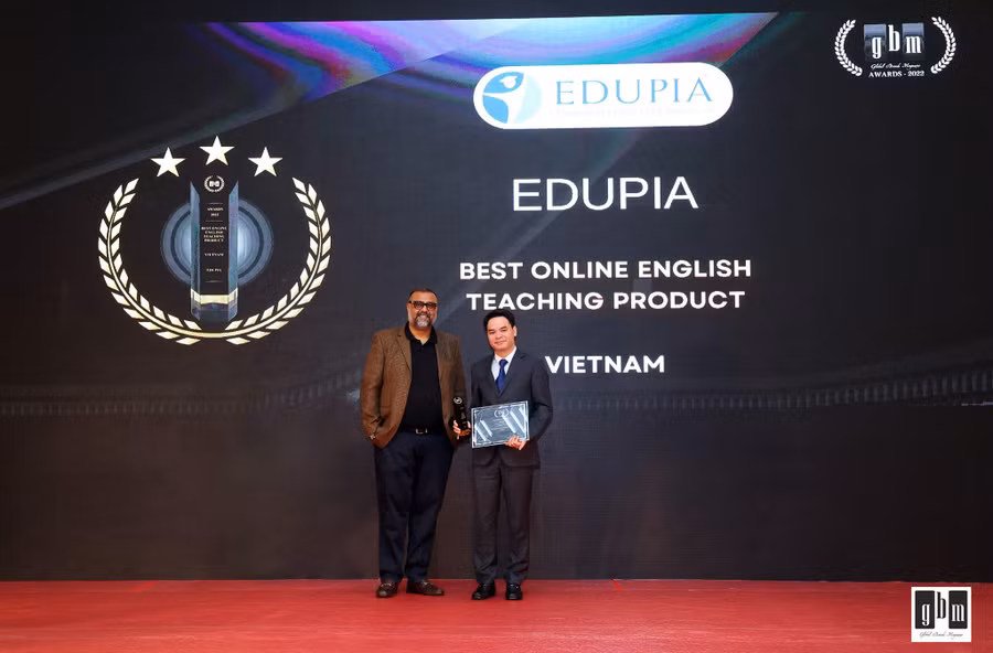 Ông Trần Đức Hùng - Founder, CEO EDUPIA nhận giải thưởng dành cho Sản phẩm đào tạo Tiếng Anh trực tuyến tốt nhất.