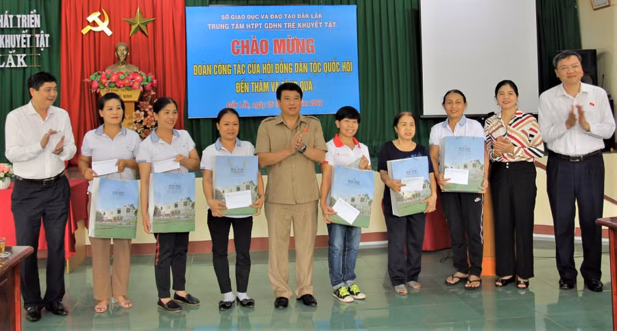 Ông Y Thanh Hà Niê Kđăm và đại biểu tặng quà cho 6 bảo mẫu tại Trung tâm. Ông Y Thanh Hà Niê Kđăm và đại biểu tặng quà cho 6 bảo mẫu tại Trung tâm.