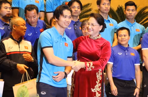 Chủ tịch Quốc hội Nguyễn Thị Kim Ngân tặng quà và chúc mừng thành tích của đội tuyển U23 Việt Nam