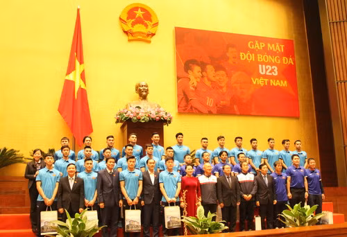 Chủ tịch Quốc hội và các đồng chí lãnh đạo chụp ảnh lưu niệm với đội tuyển U23 Việt Nam