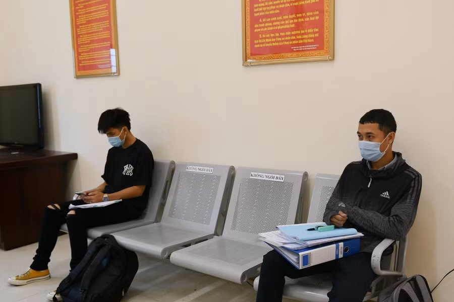 Người dân chấp hành ngồi giãn cách theo đúng quy định, đảm bảo 5K.