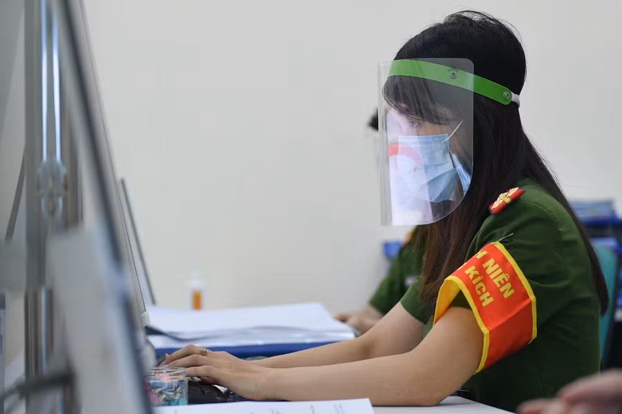 Thanh niên xung kích tại phòng Cảnh sát PCCC và CHCN (Dương Đình Nghệ - Cầu Giấy - Hà Nội) thực hiện làm thủ tục hành chính trong lĩnh vực PCCC cho người dân.