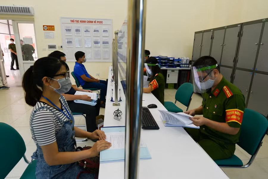 Trong chương trình ngày ra quân, các cán bộ, công chức, viên chức, chiến sỹ trẻ Thủ đô đã tiến hành xử lý, giải quyết thủ tục hành chính cho nhân dân về các lĩnh vực: đất đai, xây dựng, tư pháp, thuế, đăng ký kinh doanh, hỗ trợ cấp mới thẻ căn cước công dân gắn chíp.