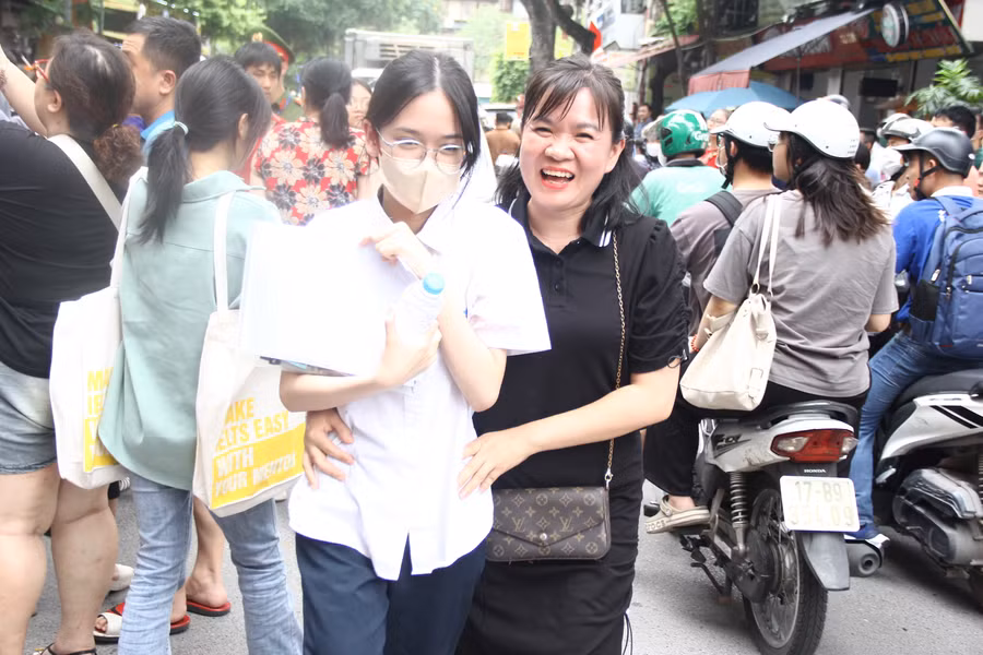 Ấm áp vòng tay cha mẹ đón con bước ra từ trường thi