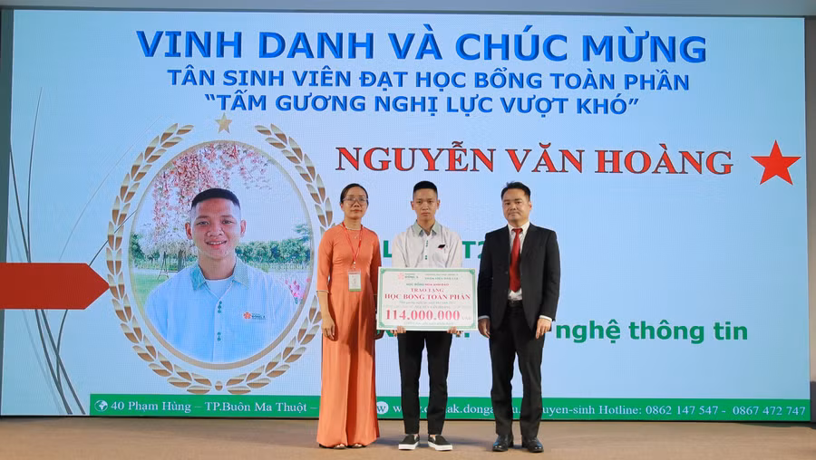 Trao học bổng toàn phần cho sinh viên vượt khó - Ảnh: Thành Tâm. Trao học bổng toàn phần cho sinh viên vượt khó - Ảnh: Thành Tâm.