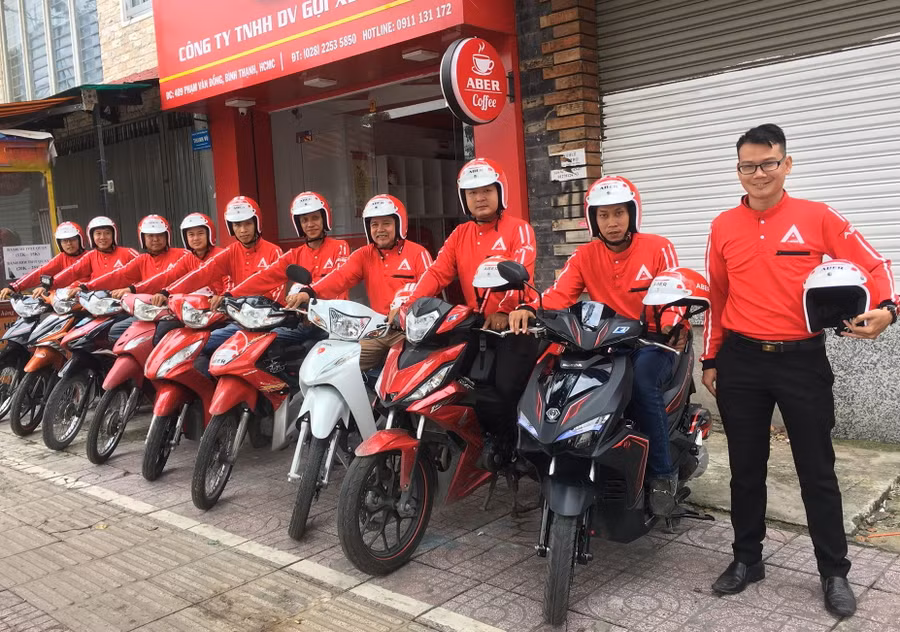 Sáng 11/10, rất đông tài xế đến đăng ký tại Văn phòng Công ty ABER Việt Nam (409 Phạm Văn Đồng, P. 11 Quận Bình Thạnh, TP.HCM) 