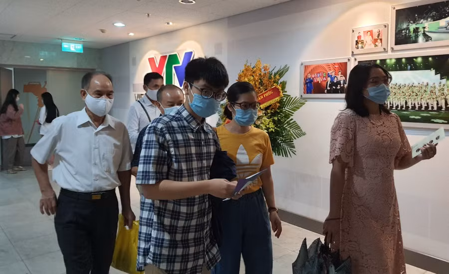Ông Đào Đức Thảo (sau cùng) đang vào trường quay để cổ vũ cho cháu ngoại