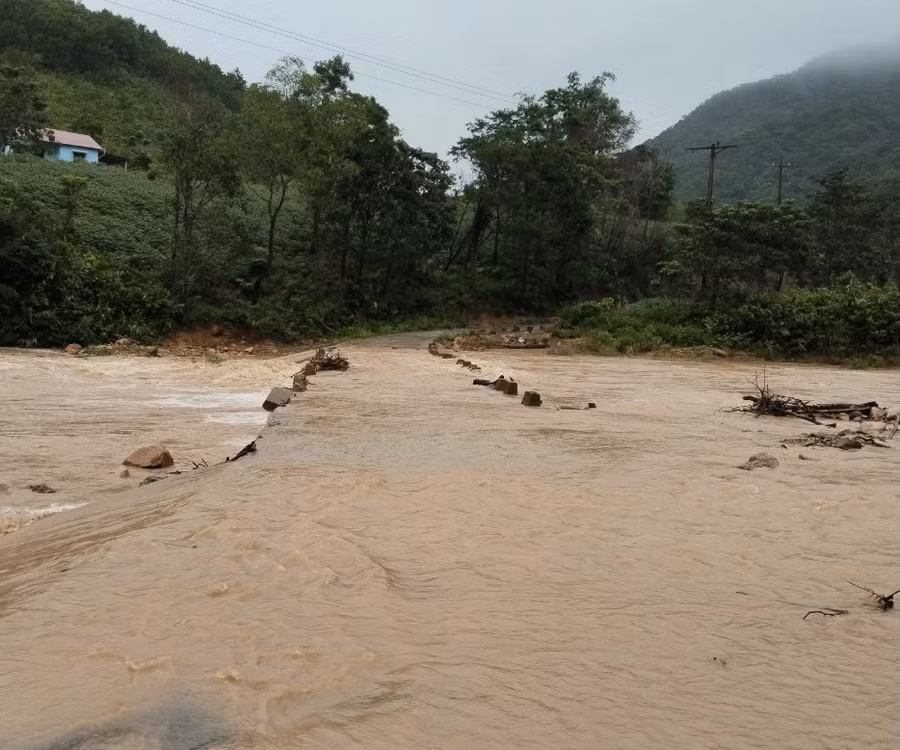 Cầu tràn bị ngập, gây chia cắt ở xã Hướng Sơn.